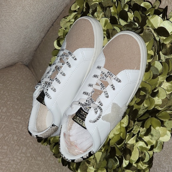 NWOB Vintage White Leather w/Tan Suede Toe and Cream Furry Star-Size 8.5 - Picture 1 of 7